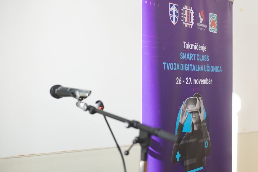 Banner takmičenja i mikrofon u sali