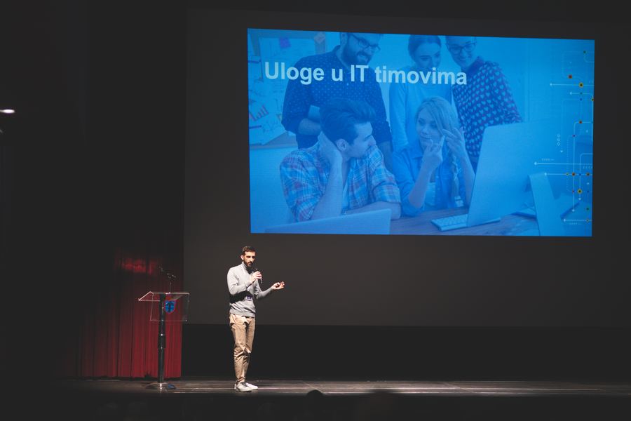 Zajednička fotografija učesnika na bini Centra za kulturu