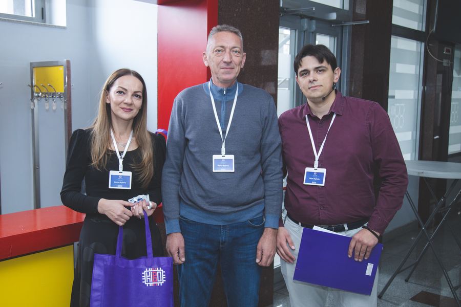 Gosti i organizatori sa promotivnim cegerima