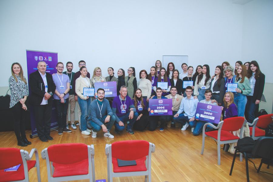 Zajednička fotografija svih učesnika, mentora i organizatora
