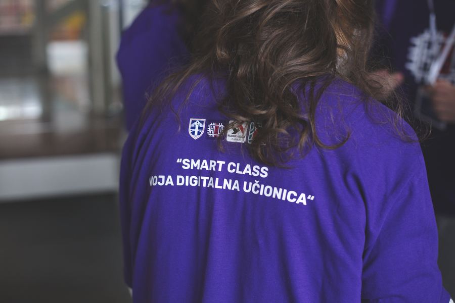 Majica sa natpisom Smart Class — tvoja digitalna učionica