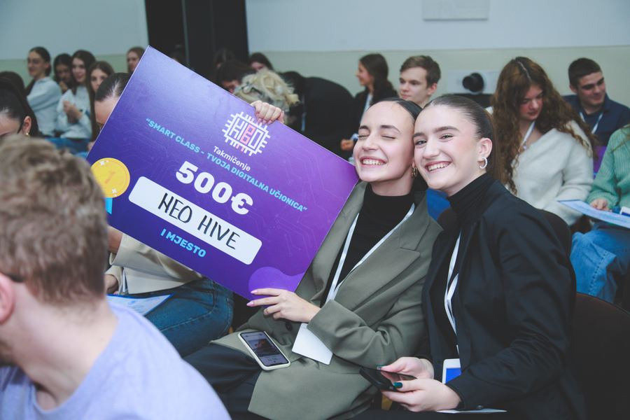 Slavlje pobjedničkog tima sa čekom od 500 eura