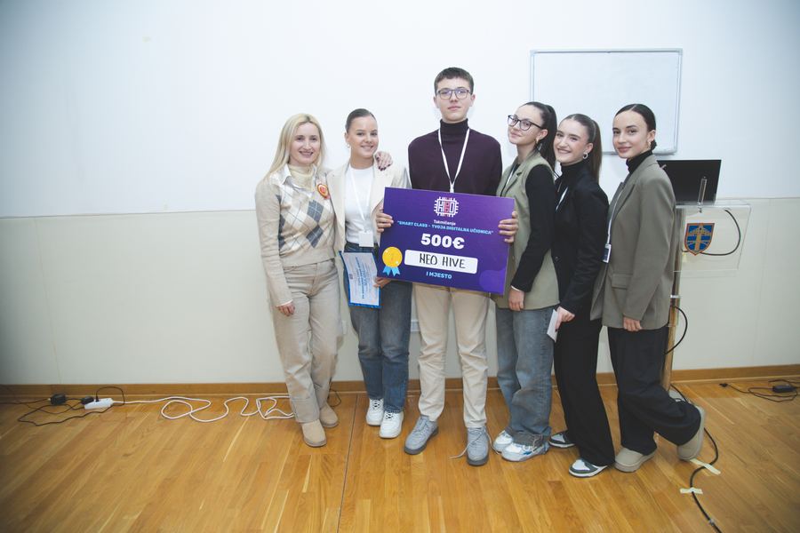 Pobjednički tim sa čekom i diplomom