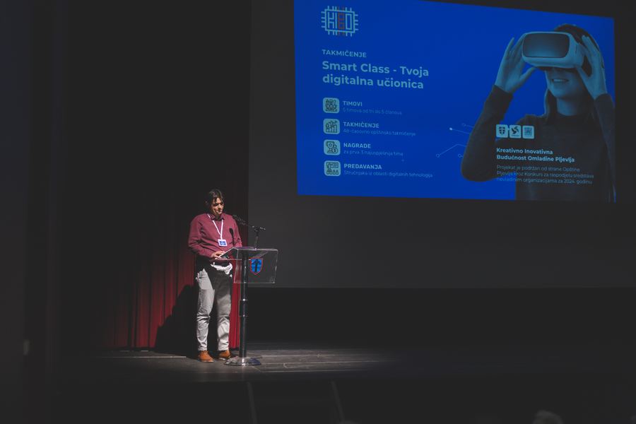 Predavač govori uz slajd Smart Class — tvoja digitalna učionica