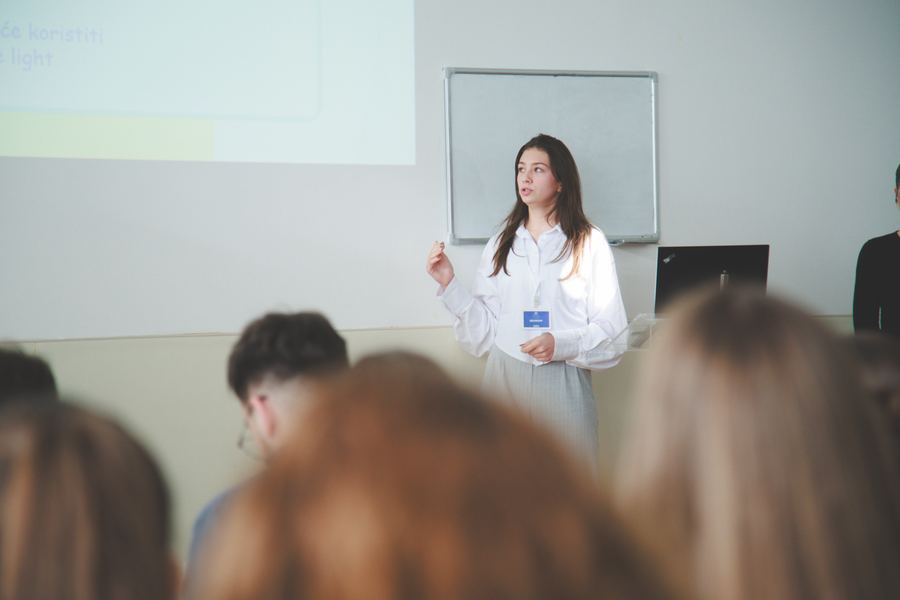 Učenica objašnjava rješenje pred tablom