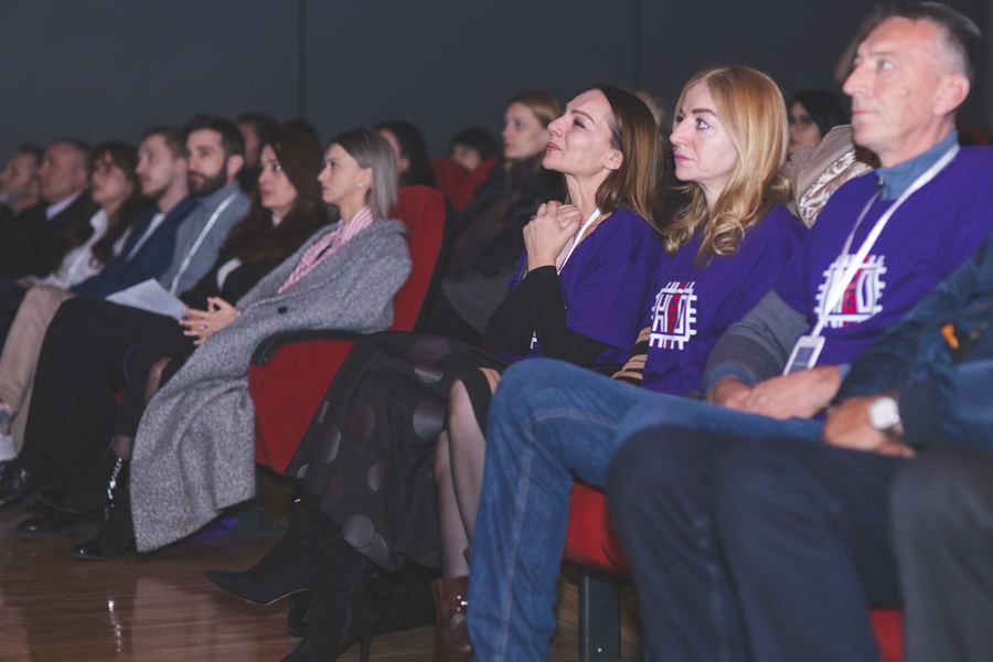 Takmičari u publici prate predavanje